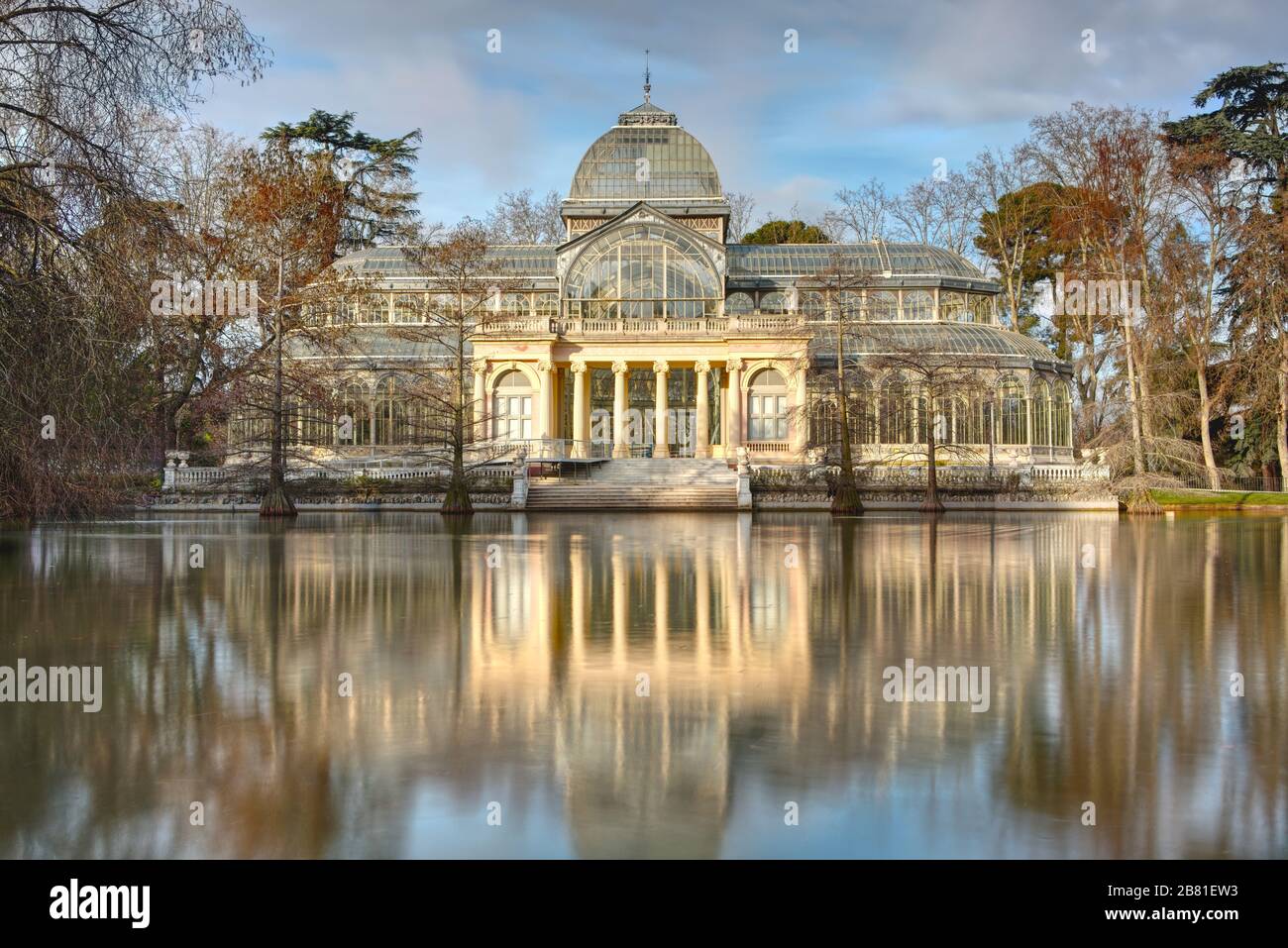 Palais de verre, Palais de Cristal dans le parc Retiro, Madrid, Espagne.  Pavillon historique en verre et ancienne serre. Vue sur le paysage avec  bassin Photo Stock - Alamy