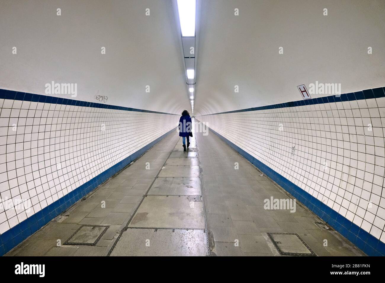 Le tunnel Sint Anna, un tunnel piétonnier ouvert en 1933, relie les deux rives de l'Escaut à Anvers. Banque D'Images