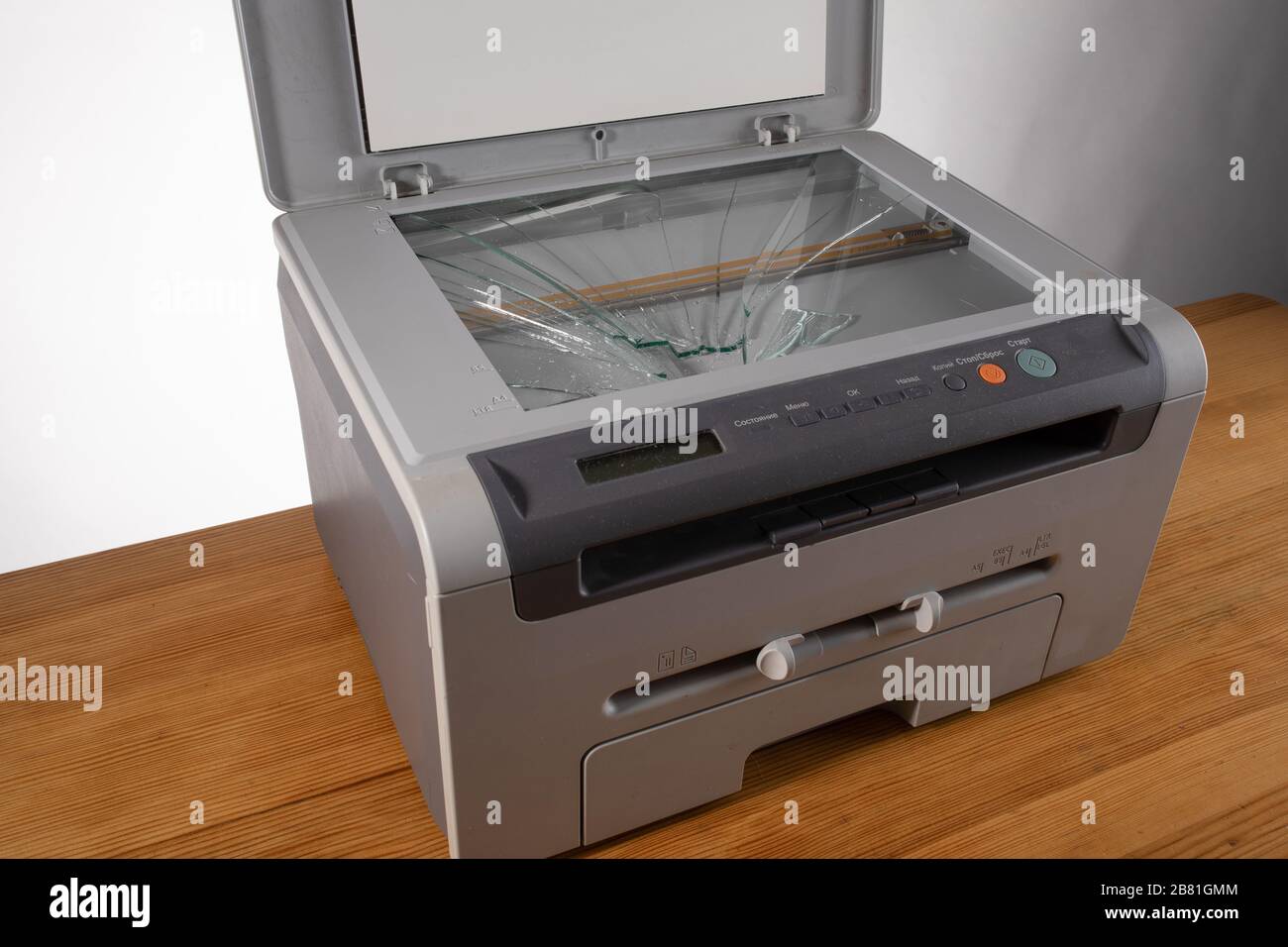 L'Ancienne Imprimante De Bureau Et Le Scanner Cassés Photo Stock.