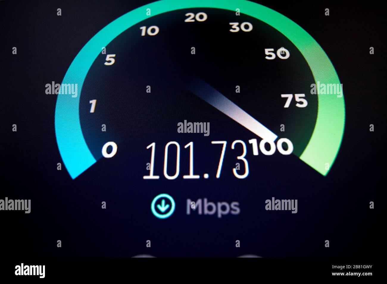 Affichage à l'écran d'une vitesse Internet haut débit supérieure à 100  Mbit/s via Speedtest en ligne Photo Stock - Alamy