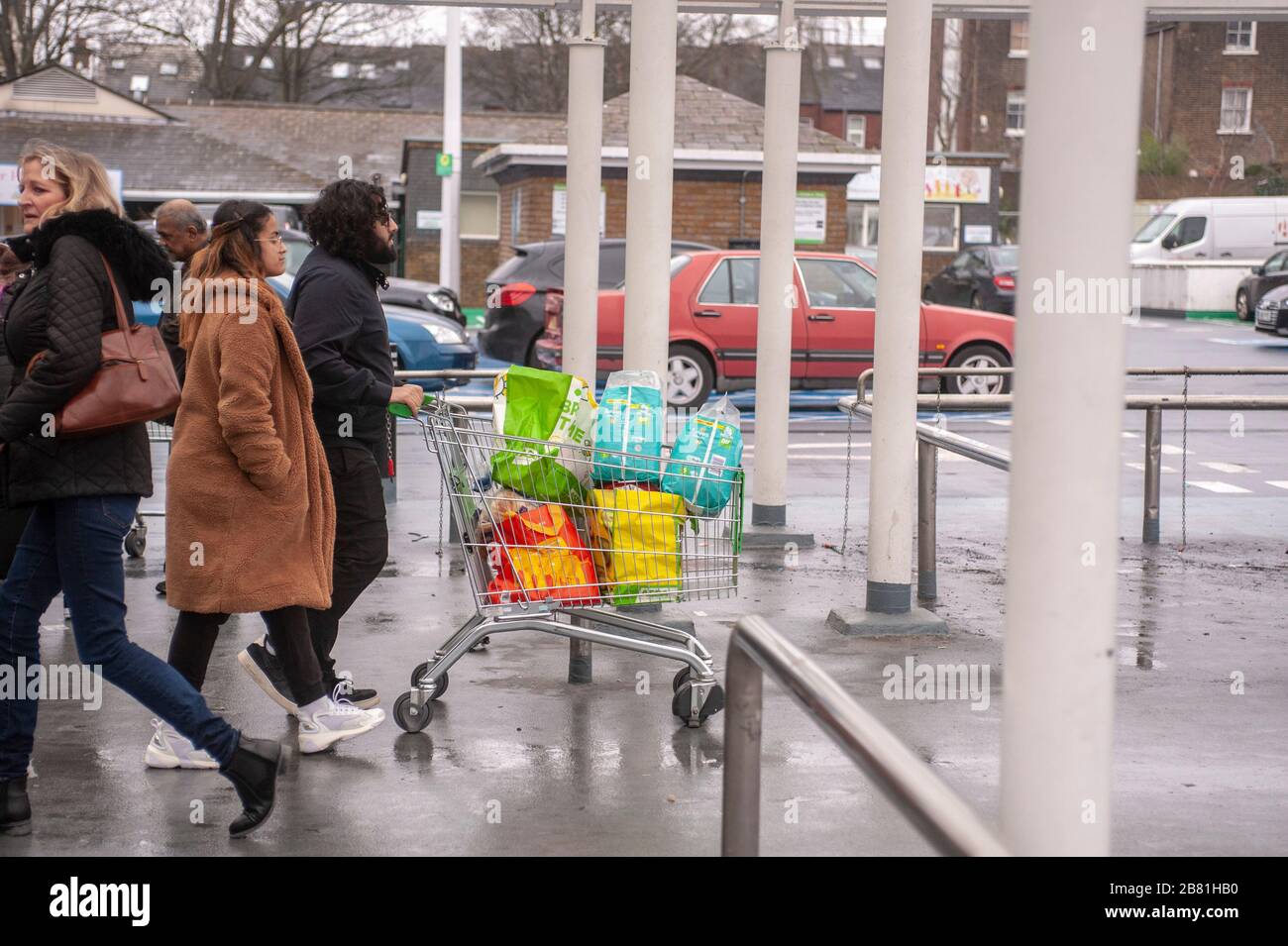 Londres, Royaume-Uni. 19 mars 2020. Vider le parc de trolley à Asda Clapham Junction. L'achat de panique à Clapham Junction à mesure que la pandémie de coronavirus augmente à Londres. Crédit: JOHNNY ARMSTEAD/Alay Live News Banque D'Images