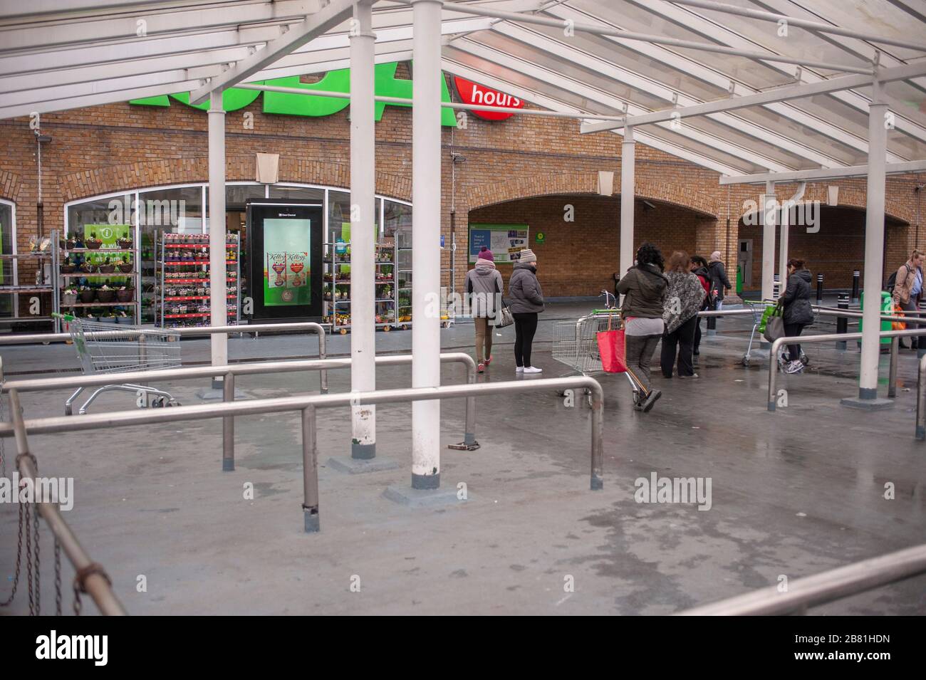 Londres, Royaume-Uni. 19 mars 2020. Vider le parc de trolley à Asda Clapham Junction. L'achat de panique à Clapham Junction à mesure que la pandémie de coronavirus augmente à Londres. Crédit: JOHNNY ARMSTEAD/Alay Live News Banque D'Images