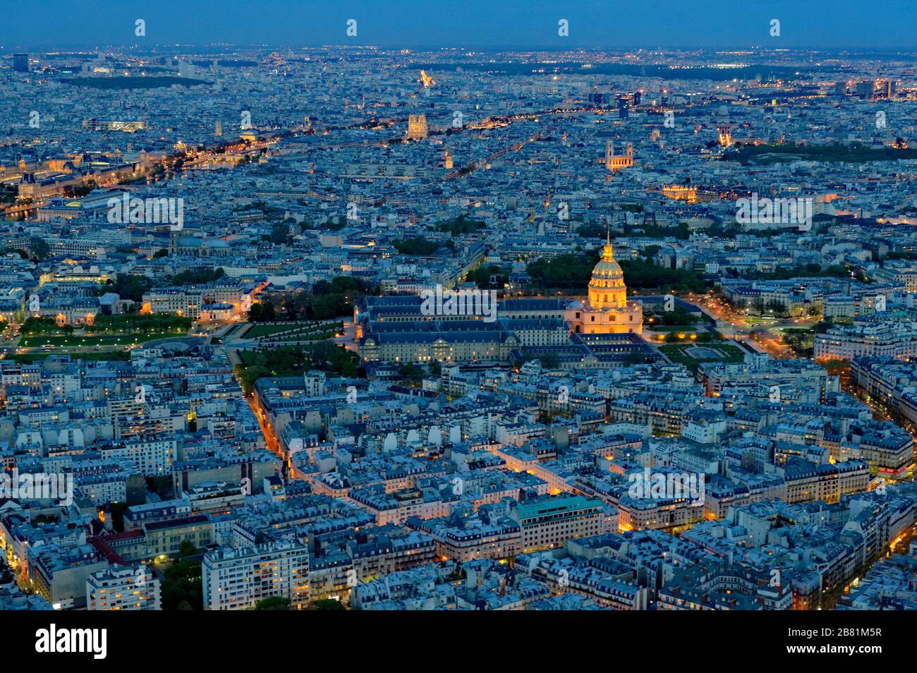 Paris, France. Vue en soirée de la Tour Eiffel des Invalides. Banque D'Images