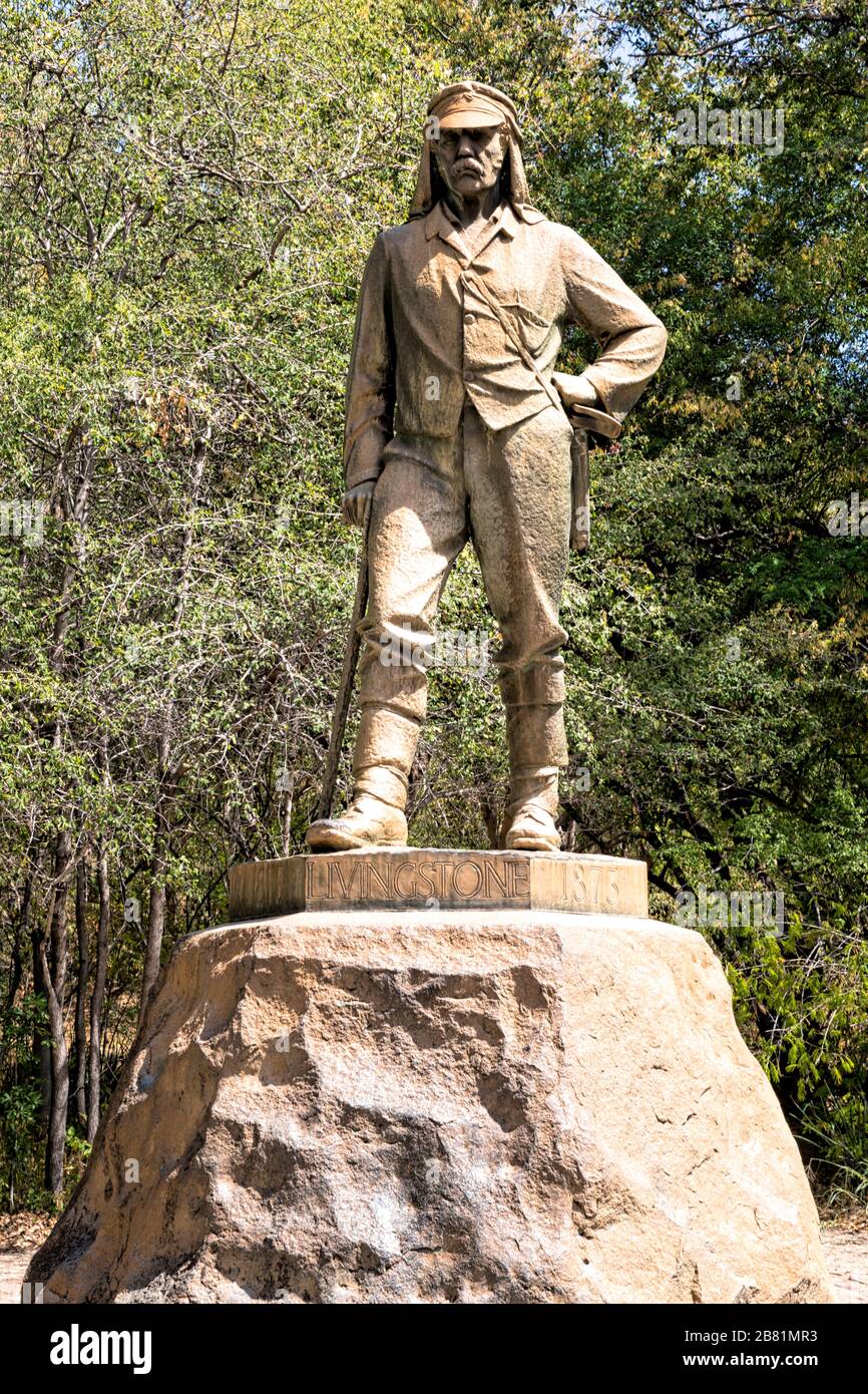 Statue de David Livingstone sur le chemin qui longe les majestueuses chutes Victoria du côté du Zimbabwe de la frontière Banque D'Images
