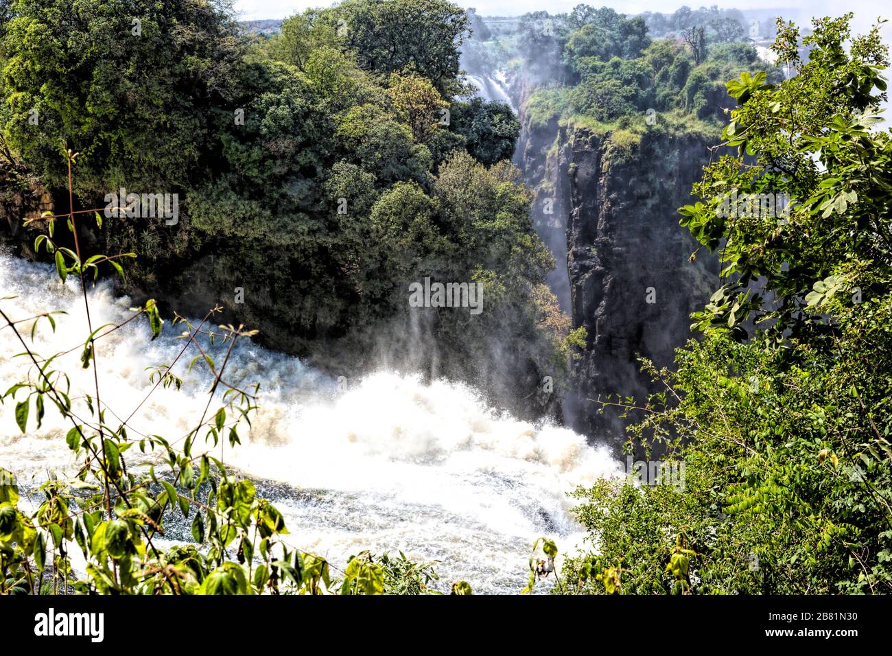 Le Cataract du diable, la partie la plus basse des majestueuses chutes Victoria, en plein ébourat en avril à la fin de la saison des pluies Banque D'Images