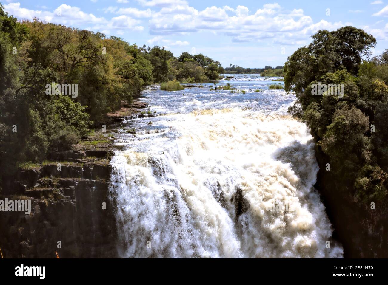 Le Cataract du diable, la partie la plus basse des majestueuses chutes Victoria, en plein ébourat en avril à la fin de la saison des pluies Banque D'Images