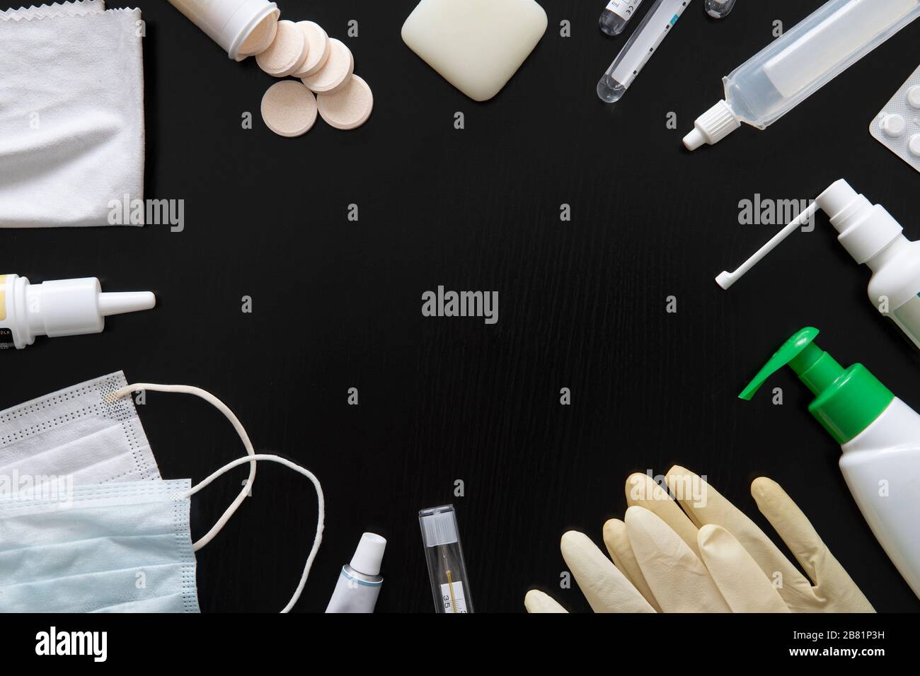 Mise en page des comprimés de Flatley avec un espace vide. Médicaments et seringues sur une table noire. Protection contre les virus. Éléments de quarantaine. Préventio Banque D'Images