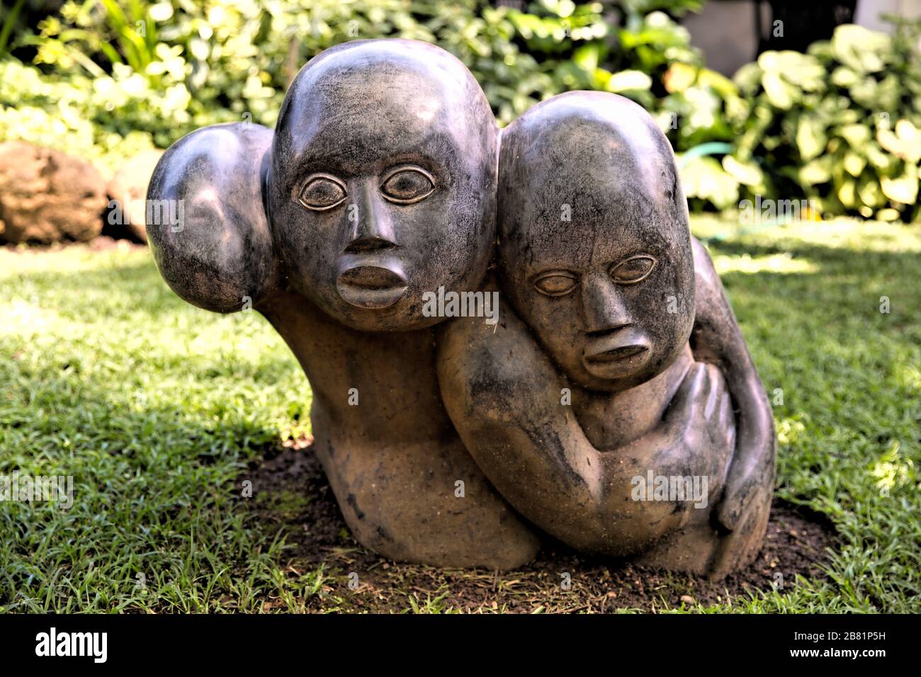 Une des nombreuses collections, cette sculpture de Shona pleure de l'herbe dans les beaux jardins du Bronte Garden Hotel Banque D'Images