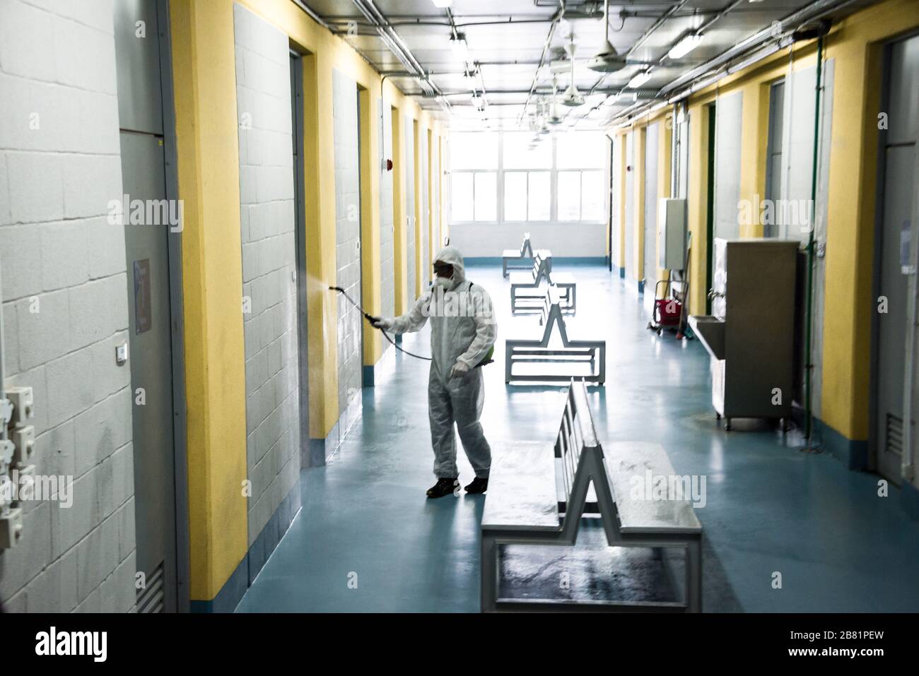 Centre de collecte des déchets du RAMCO, Beyrouth, Liban, 17 mars 2020. Un employé vaporise toutes les surfaces avec du désinfectant dans un effort pour réduire la propagation de la VID19 parmi les travailleurs de la collecte des déchets potentiellement exposés au virus tout en manipulant les déchets ménagers dans toute la capitale. Elizabeth FITT Banque D'Images