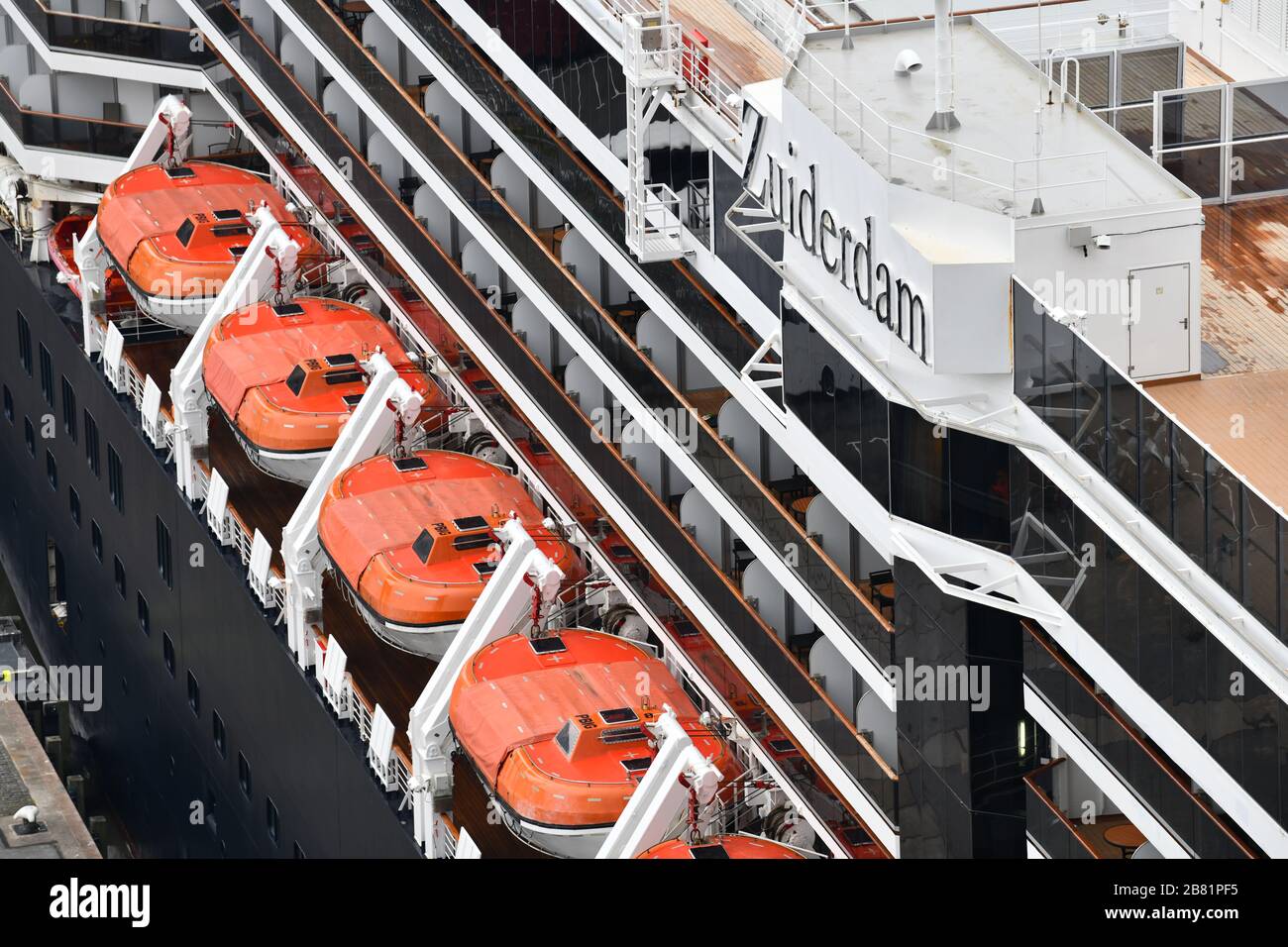Rotterdam, Pays-Bas-octobre 2019; vue en grand angle de la partie latérale d'un bateau de croisière montrant des rangées de cabines et un grand nombre d'oran lumineux Banque D'Images
