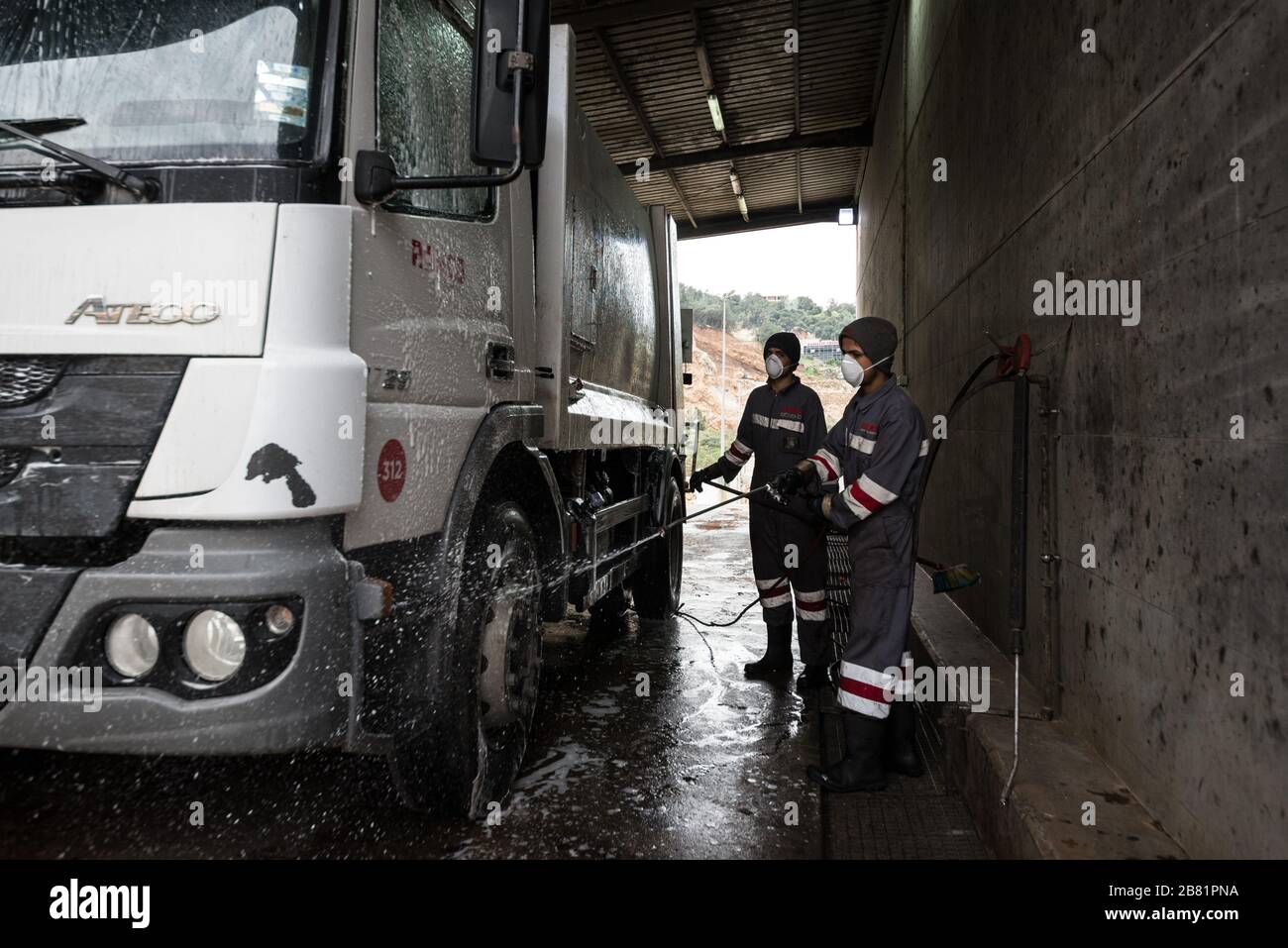 Centre de collecte des déchets du RAMCO, Beyrouth, Liban, 17 mars 2020. Les employés ont soigneusement été des camions d'élimination des déchets contenant du désinfectant dans le but de réduire la propagation de la VID19 parmi les travailleurs de la collecte des déchets potentiellement exposés au virus tout en manipulant les déchets ménagers dans toute la capitale. Elizabeth FITT Banque D'Images