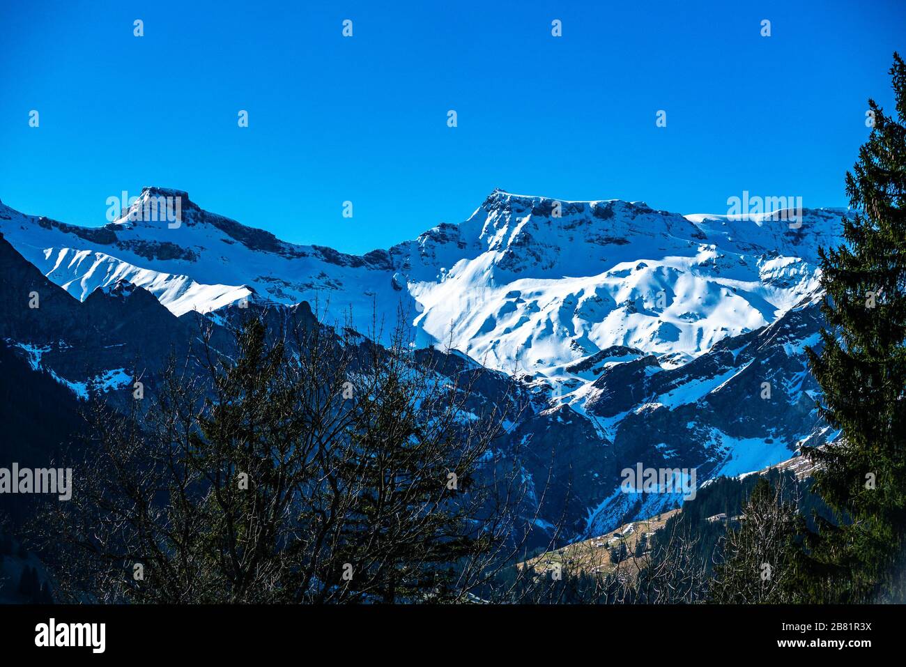 Adelboden, Schweiz, Aussicht auf den Wildstrubel, schneearmer Winter, heimelige Holzhäuser, ruhiger Tag, fröhlicher Tag Banque D'Images