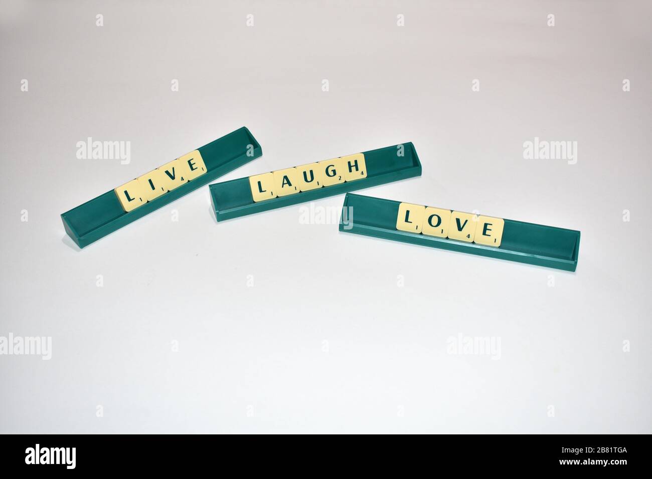 Les tuiles de Scrabble épeler Live rire Love Motivational citation blocs de Scrabble lettres gris arrière-plan vie citation induire Alphabet. Banque D'Images