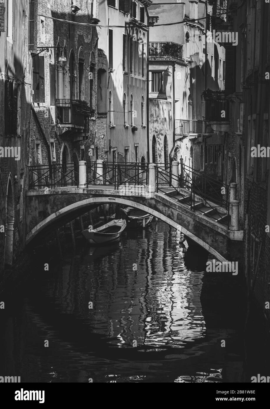 Rues vides de Venise Italie avec une mariée reflétant dans l'eau et les maisons et bateaux traditionnels dans les canaux Banque D'Images