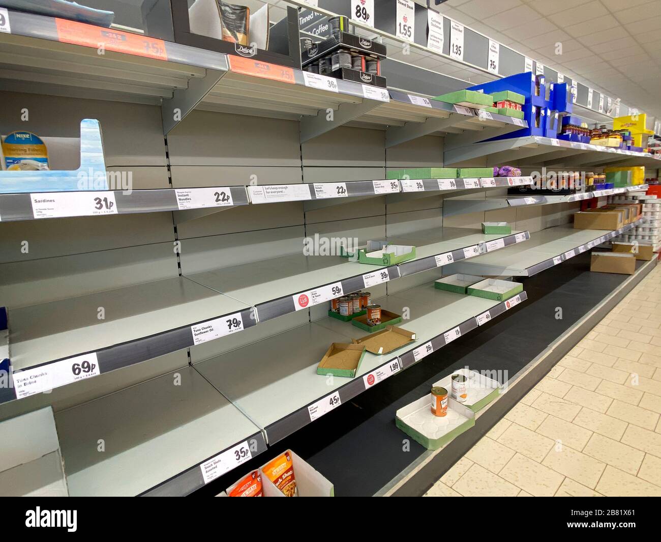 York. Angleterre. 03.19.20. Vider les rayons du supermarché après l'achat de panique pendant la pandémie de Coronavirus. Banque D'Images