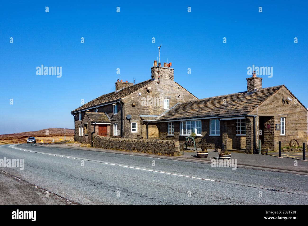 Le pub Cat et Fiddle inn Cheshire est la deuxième auberge ou maison publique la plus élevée d'Angleterre, en raison de la réouverture en 2020 comme la plus haute distillerie en Grande-Bretagne Banque D'Images