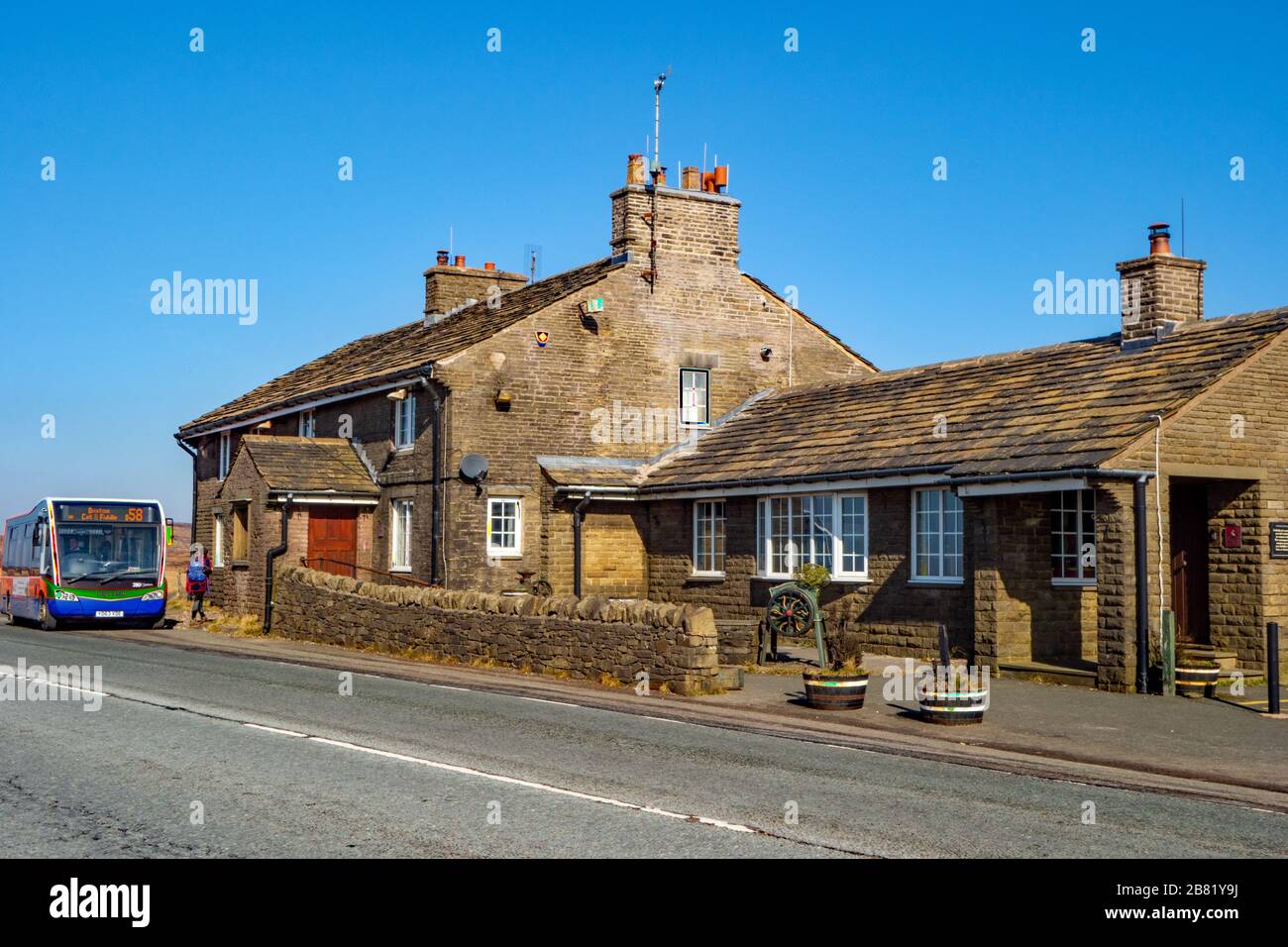 Service d'autobus rural arrêté à l'extérieur du pub Cat and Fiddle inn Cheshire C'est la deuxième auberge la plus haute ou la maison publique en Angleterre, Banque D'Images