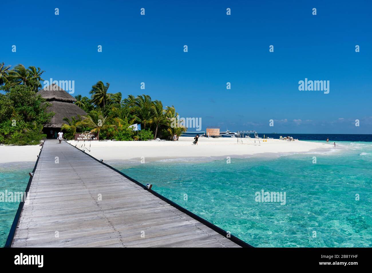 Maldives, Kaafu atoll - 27 décembre 2019 - une jetée en bois au ciel Banque D'Images
