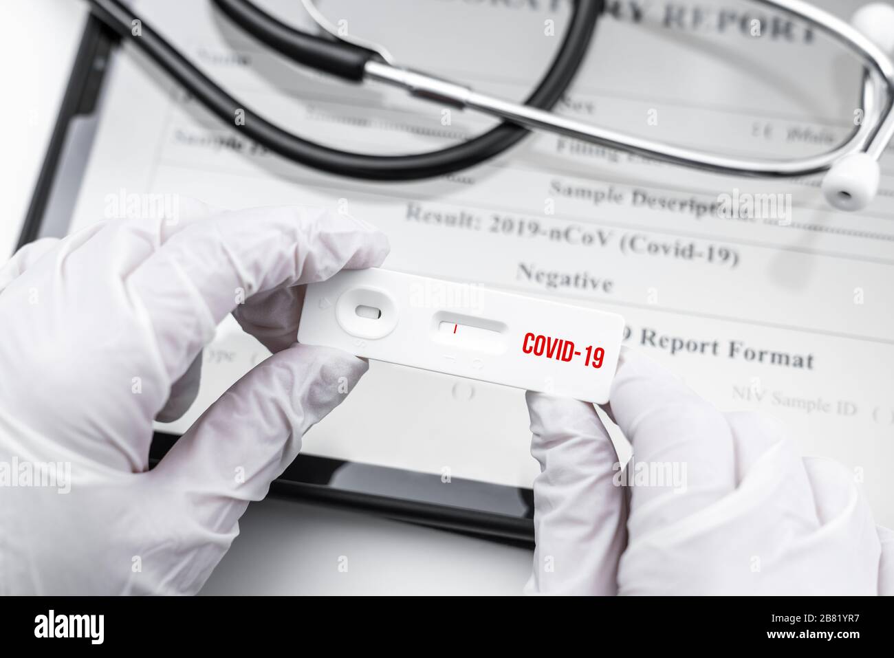 Faire des tests en laboratoire et obtenir le résultat pour le virus Corona. Le virus Corona surpasse Banque D'Images