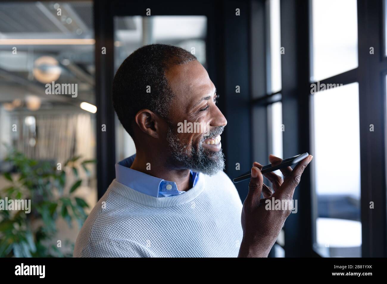 Homme africain américain ayant un appel téléphonique Banque D'Images