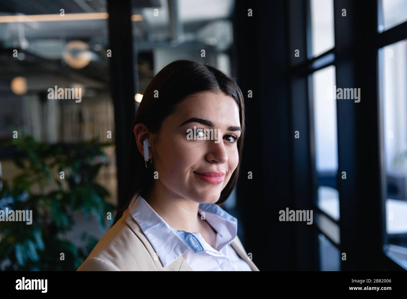 Femme caucasienne portant des écouteurs sans fil Banque D'Images