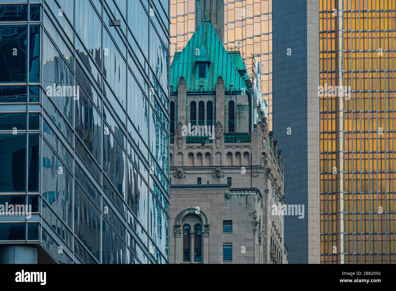 Vieux et nouveaux bâtiments au soleil de Toronto Banque D'Images