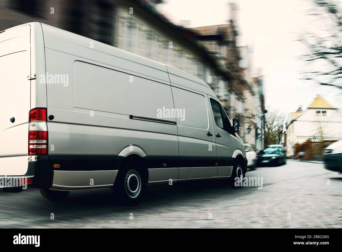 Camionnette à livraison rapide dans une rue étroite. Un défi pour la logistique et le transport. Banque D'Images