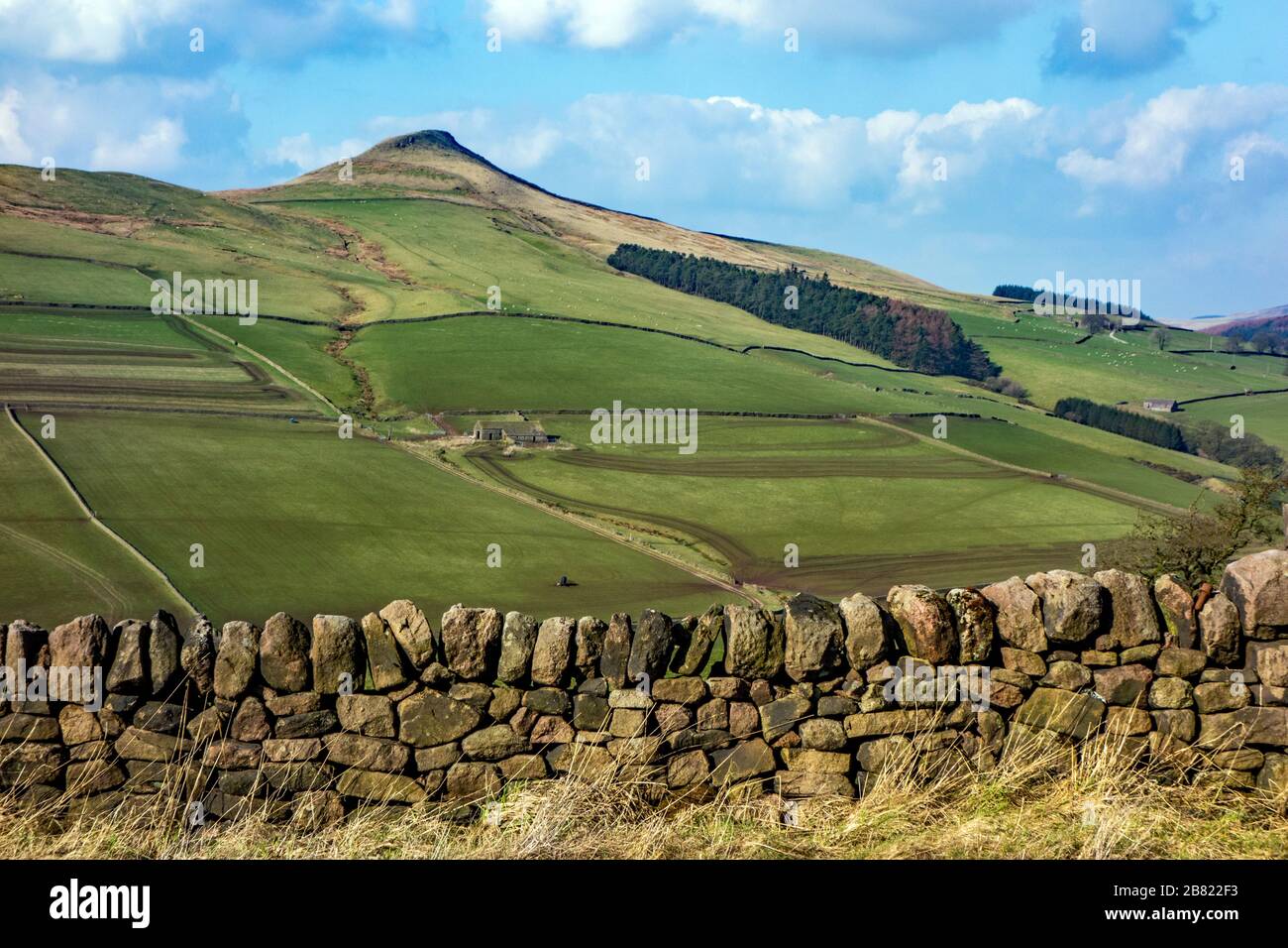 La colline de Shutlingsloe a vue sur un mur de pierre sec près du village de Wildboarclough dans le Peak District l'un des plus hauts points dans Cheshire Angleterre Banque D'Images