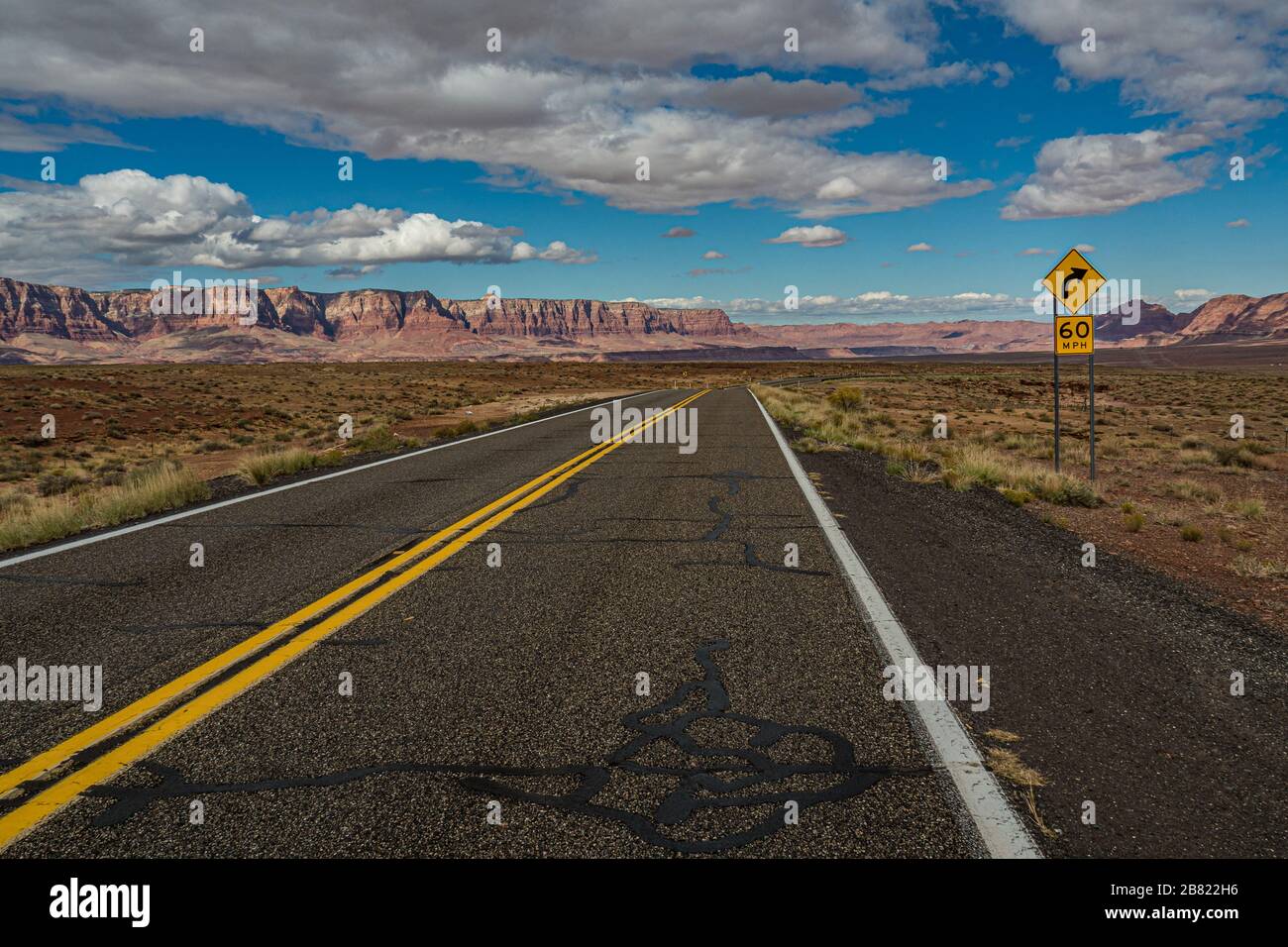 Autoroute aux États-Unis à travers le désert menant aux montagnes rouges Banque D'Images
