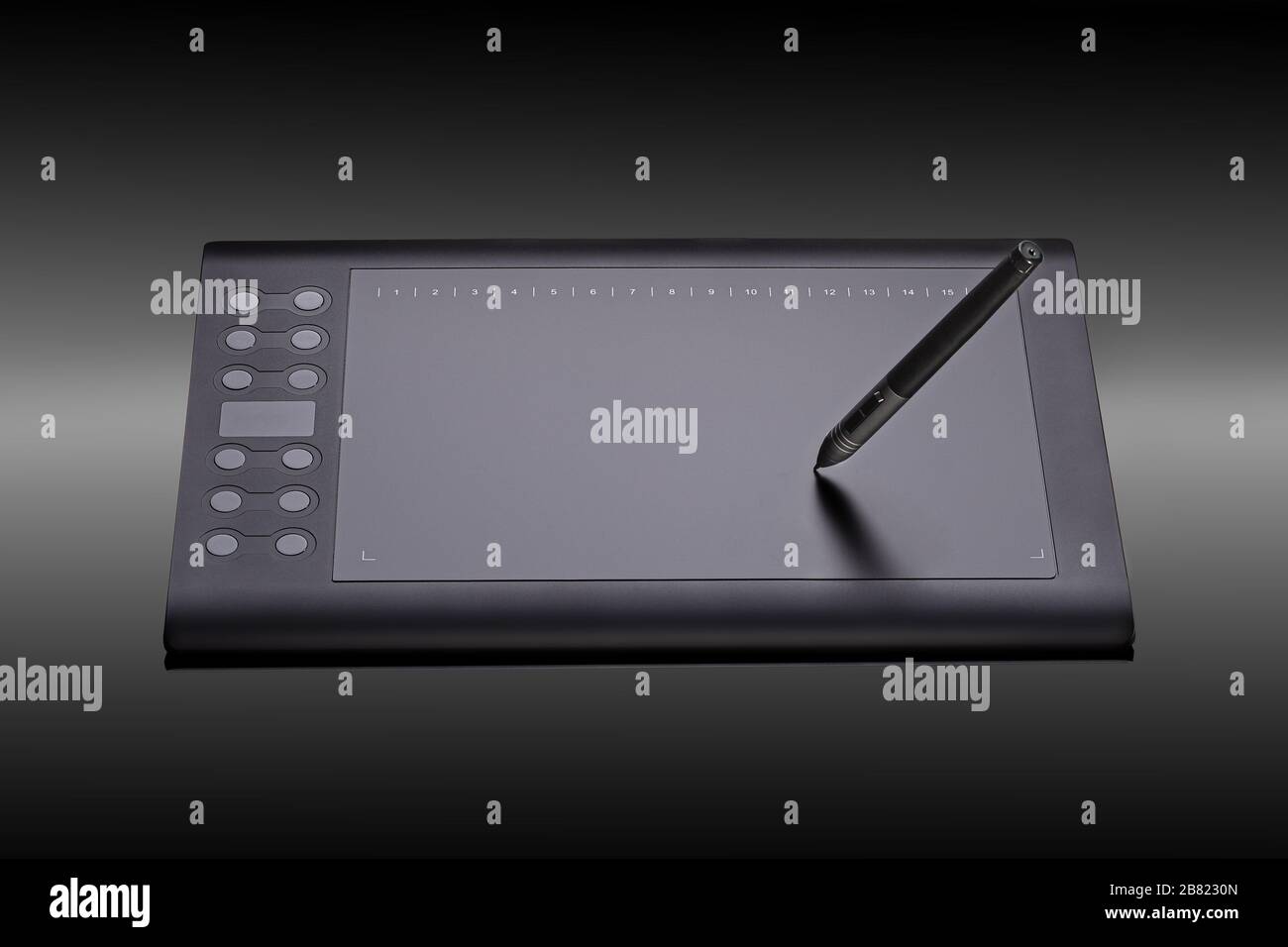 Tablette graphique numérique avec stylet pour illustrateurs et concepteurs sur fond noir. Tablette graphique noire moderne pour dessiner un gros plan Banque D'Images