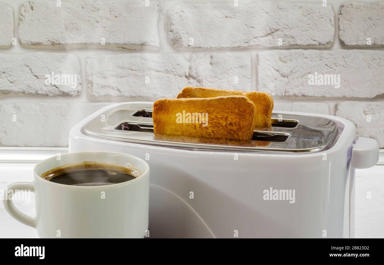 une tasse de café et de pain grillé dans un toaster2 Banque D'Images