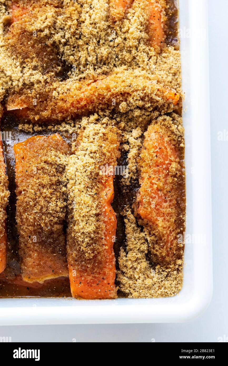 Plateau de filets de saumon marinant dans une sauce maison-salaison de sucres et d'épices Banque D'Images