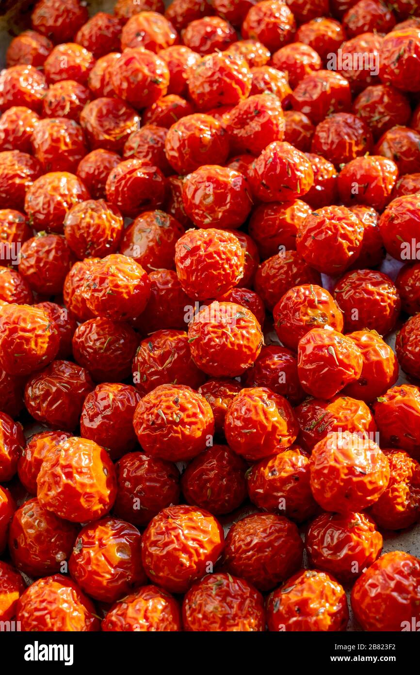 Plateau de tomates cerises rôties au four et herbes Banque D'Images