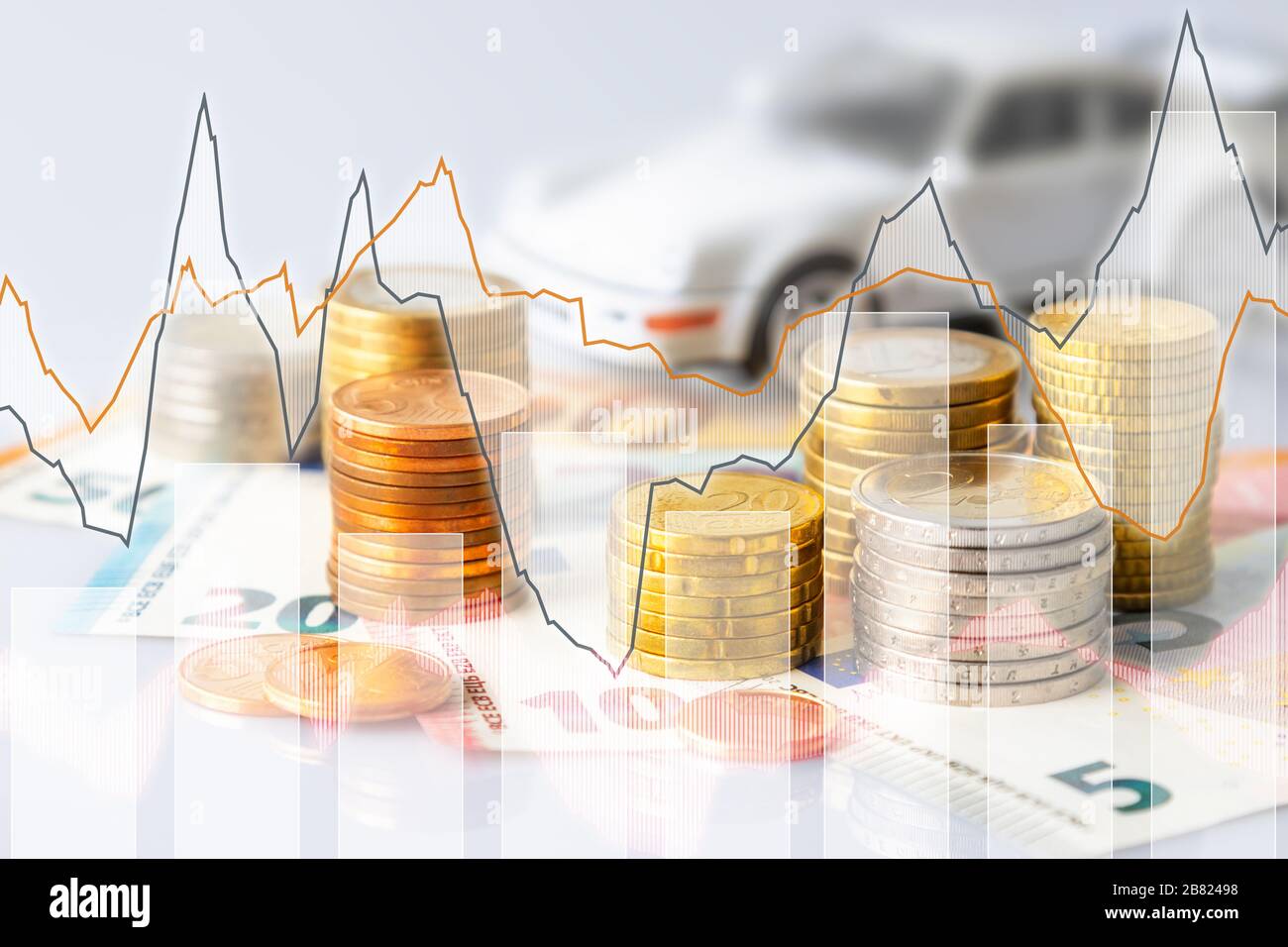 Pièces en euros en pile sur les billets en euros avec les cartes et la voiture, pour le fond. Allemagne Banque D'Images