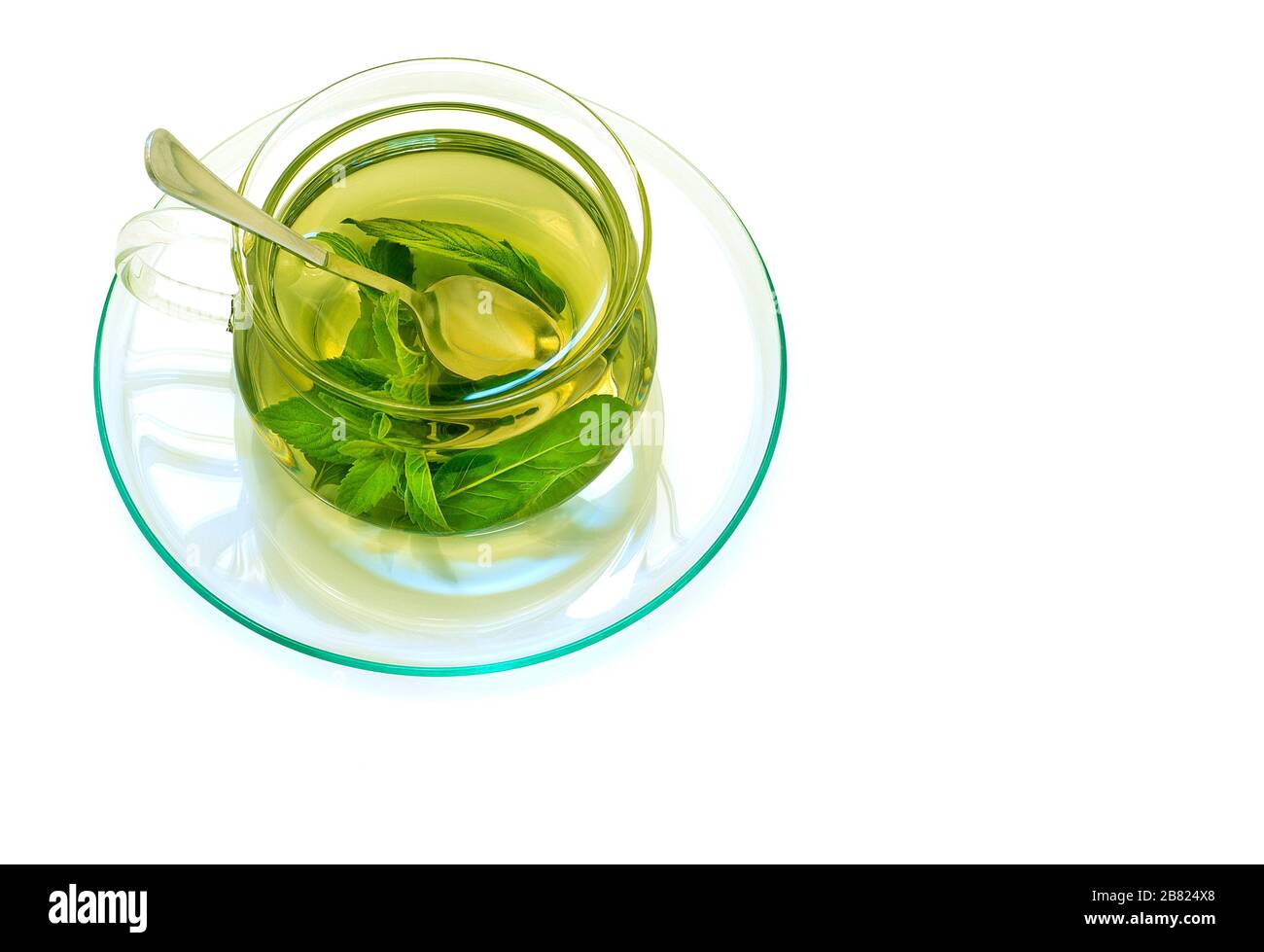 thé à la menthe dans une tasse transparente en verre sur une soucoupe Banque D'Images