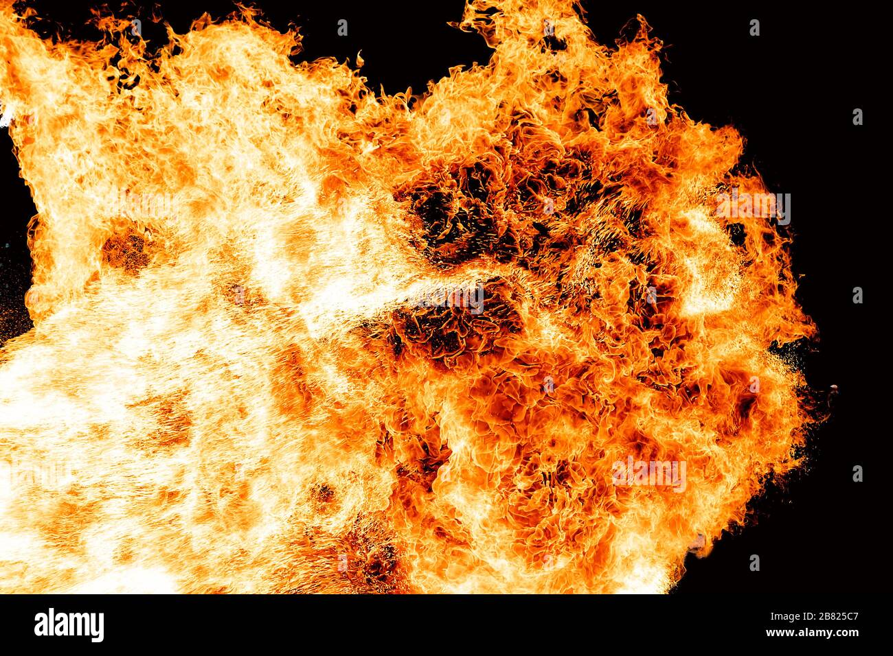 Flammes causées par l'explosion de l'huile. Démonstration de l'huile de l'eau sur le feu. Banque D'Images