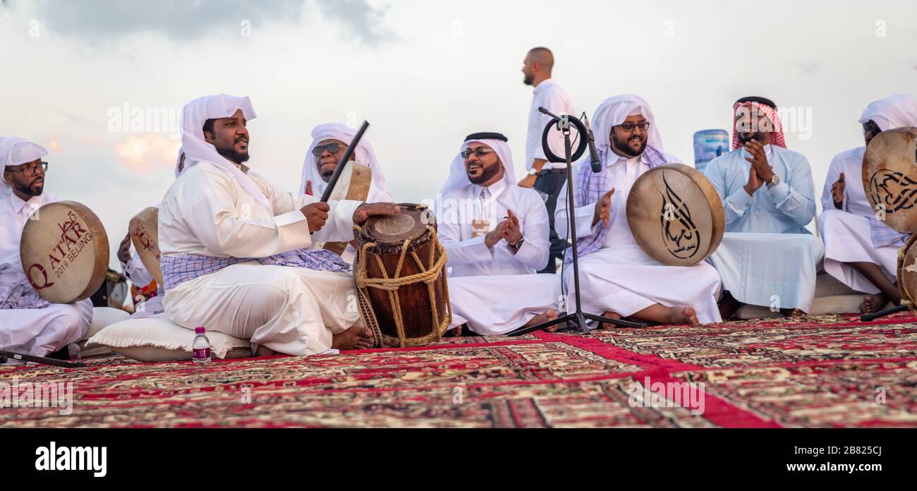 Qatar danse traditionnelle du folklore (danse ardah) dans le village culturel de Katara, Doha- Qatar Banque D'Images