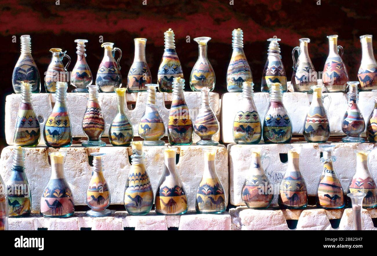 Pile de bouteilles de sable avec différentes sortes de sable de couleur provenant de la gorge de Petra en vente dans une boutique de souvenirs à Amman Jordanie Banque D'Images