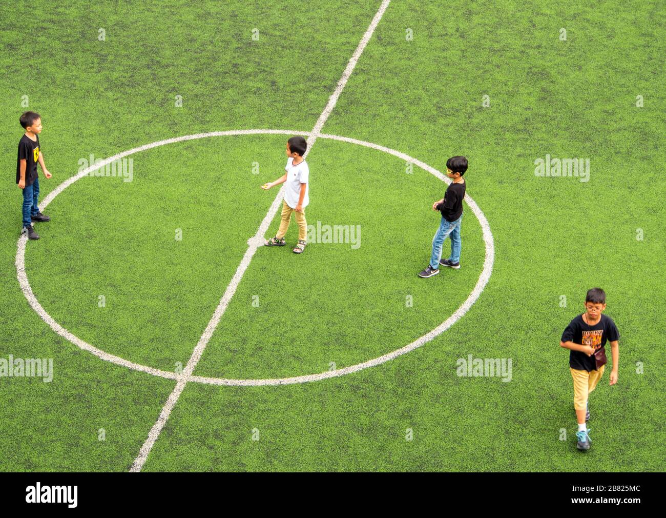 BANGKOK THAÏLANDE - APIRL 24 : enfants non identifiés jouant pendant le petit-déjeuner le 24 avril 2017 dans le terrain de football scolaire. Banque D'Images