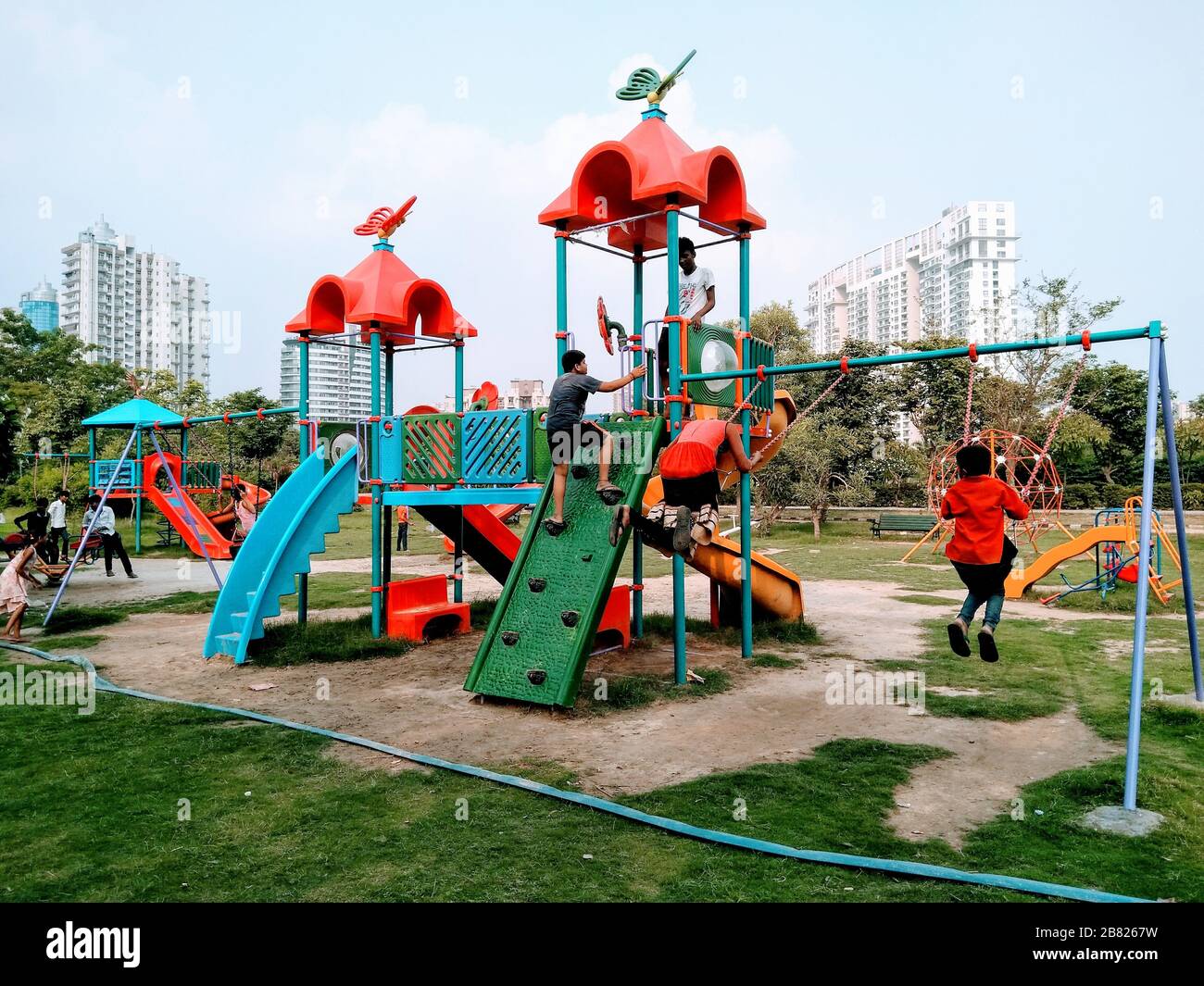 Une photo des enfants jouent sur le terrain Banque D'Images