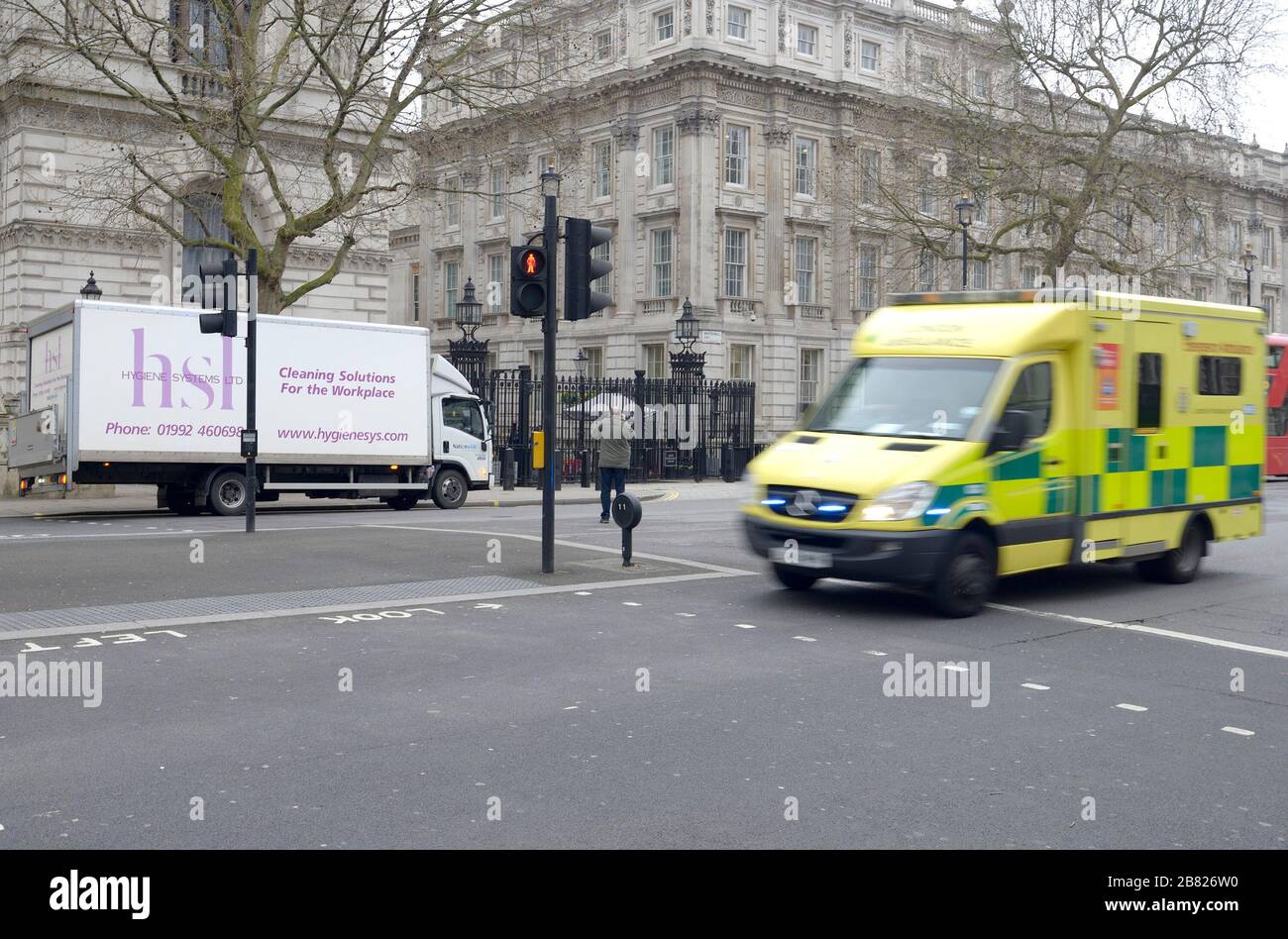 Londres, Royaume-Uni. 19 mars 2020. Le centre de Londres est très calme en raison du coronavirus. Nettoyage Solutions van à l'extérieur de Downing Street comme ambulance accélère le crédit passé: PjrFoto/Alay Live News Banque D'Images