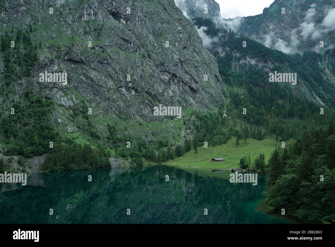 Chalet en bois utilisé comme restaurant/maison au lac Obersee, entouré de montagnes- Schoenau, Berchtesgaden, Bavière, Allemagne, Europe (Berchtesgaden ) Banque D'Images
