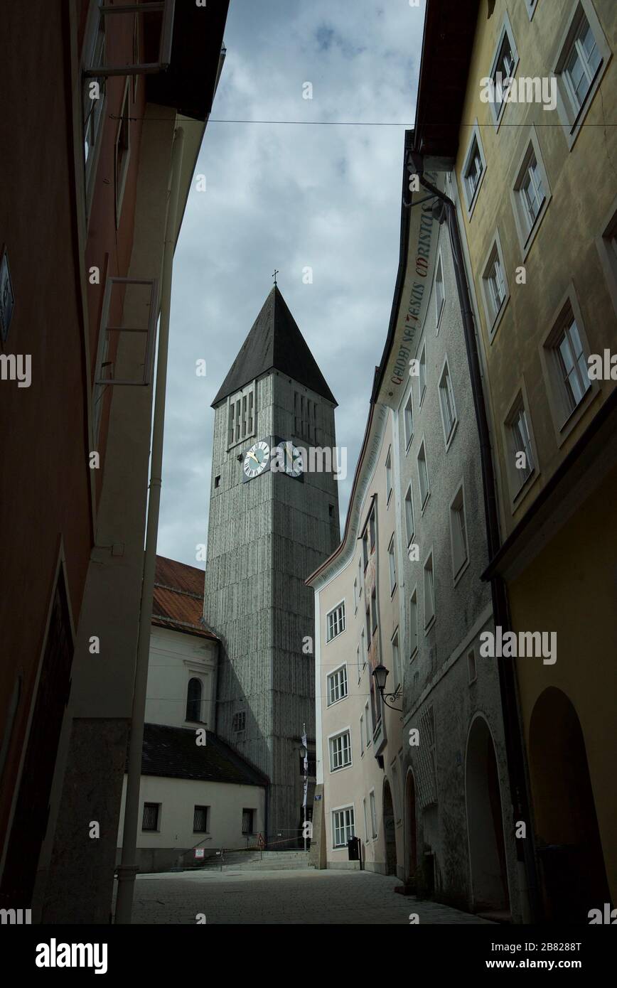 Église paroissiale de la ville de Hallein, près de Salzbourg, Autriche. Stadtpfarrkirche Hallein. Kirche in der historischen Altstadt von Hallein. Banque D'Images