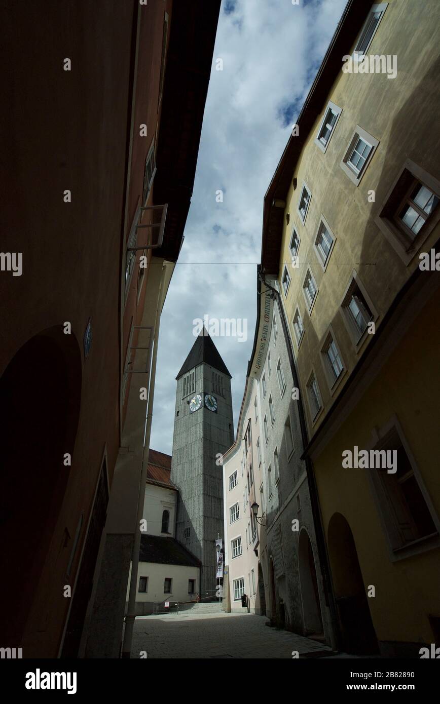 Église paroissiale de la ville de Hallein, près de Salzbourg, Autriche. Stadtpfarrkirche Hallein. Kirche in der historischen Altstadt von Hallein. Banque D'Images