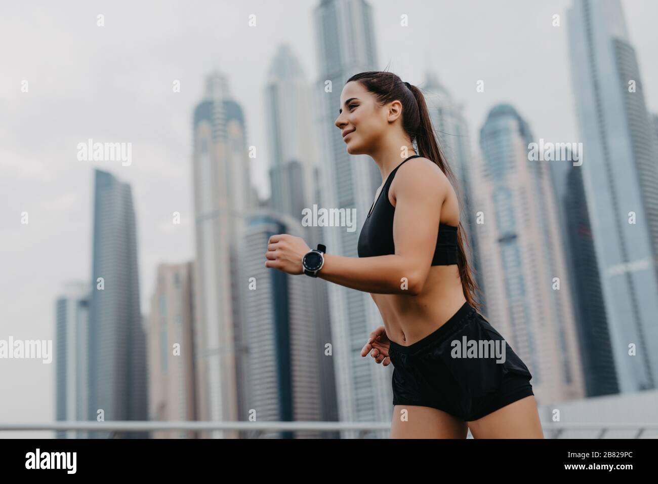 Sport et vie concept - femme faisant courir à l'extérieur Banque D'Images
