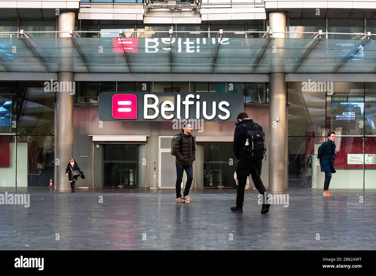 Saint-Josse, région de Bruxelles-capitale / Belgique - 03 10 2020: Les salariés et les piétons de la société bancaire Belfius vont travailler Banque D'Images