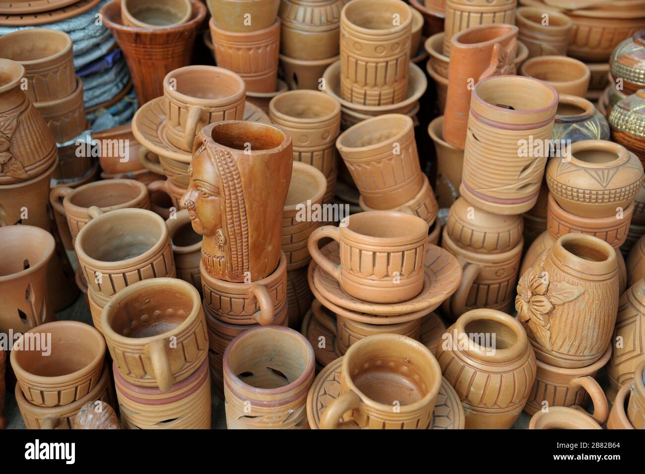 Magasin de poterie coloré en raison de la 'Jabbar er Boli khela', une compétition de lutte vieille d'un siècle est l'une des plus anciennes traditions du port cit Banque D'Images