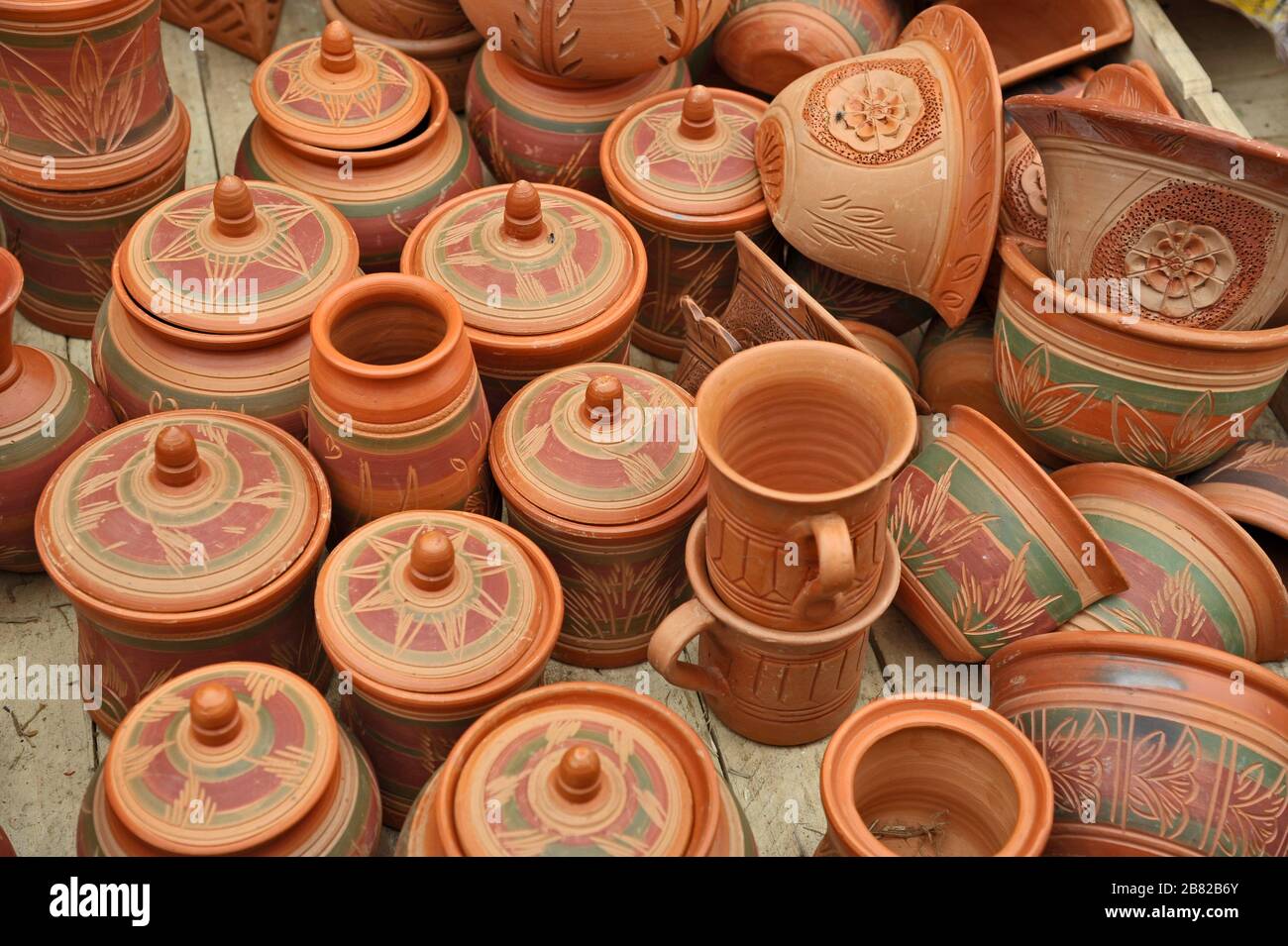 Magasin de poterie coloré en raison de la 'Jabbar er Boli khela', une compétition de lutte vieille d'un siècle est l'une des plus anciennes traditions de la ville portuaire Banque D'Images