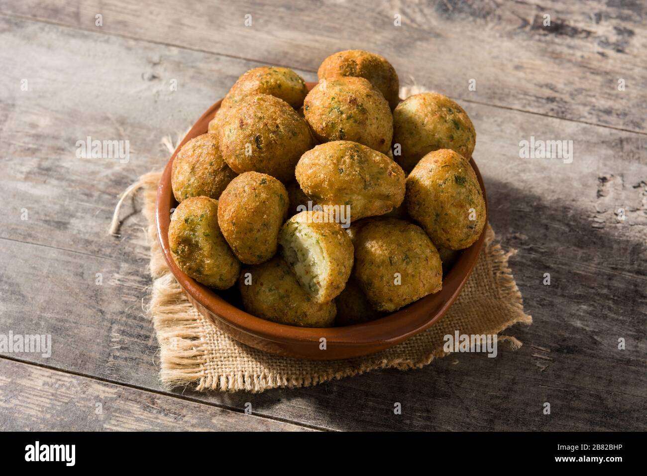 Beignets de morue sur table en bois Banque D'Images