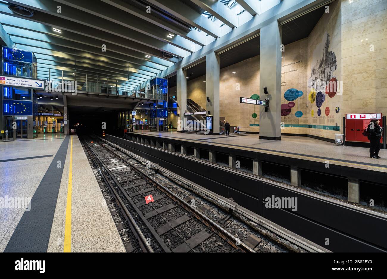Bruxelles quartier européen, région de Bruxelles-capitale / Belgique - 02 17 2020: Design intérieur du métro et du tra Robert Schuman contemporains rénovés Banque D'Images